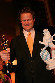 Florian Henckel von Donnersmarck mit Oscar und einem bayerischen Löwen aus Porzellan (Foto. Martin Schmitz)